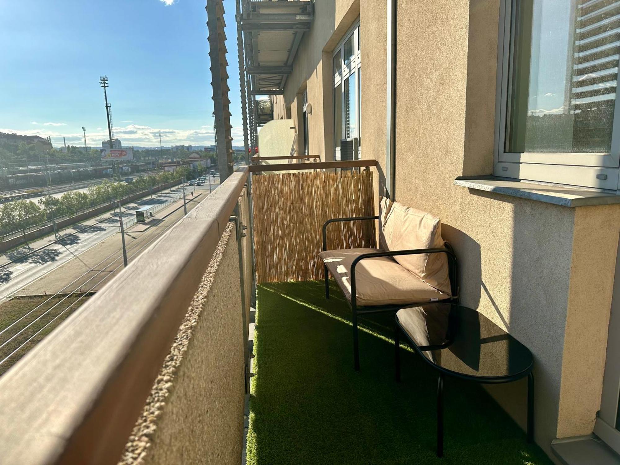 Apartment Ceskomoravska - O2 Arena Прага Экстерьер фото